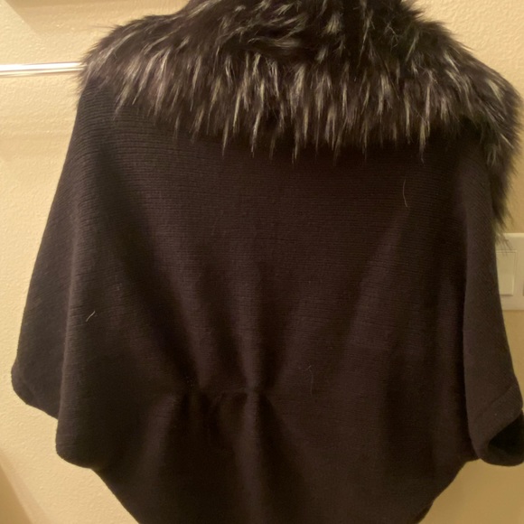 NWT BEBE Faux fur shrug GORGEOUS - Picture 3 of 3